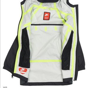 NIKE SPORTSWEAR BOYS JACKET SIZE MEDIUM LIKE NEW!